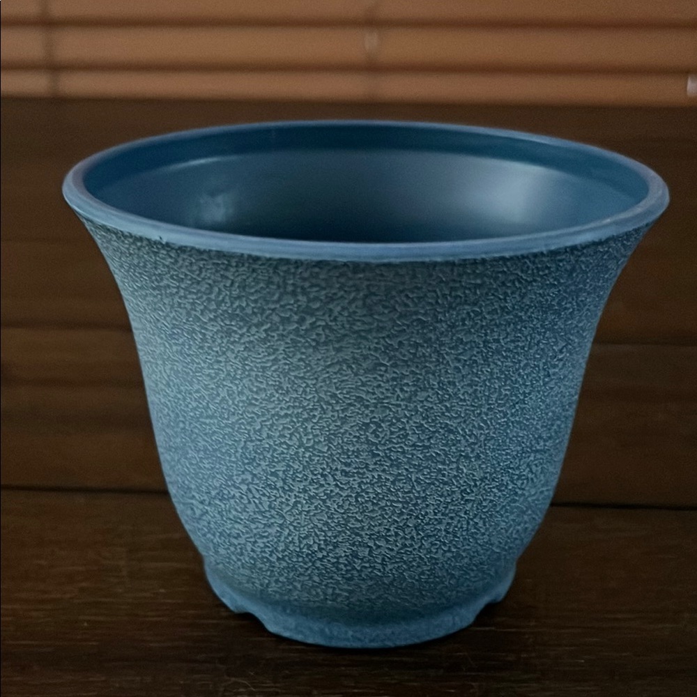 CHG Small Blue Plastic Planter Pot